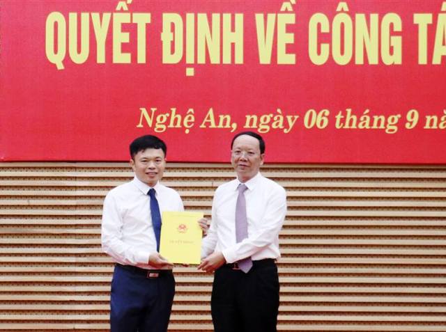 Phó Chủ tịch UBND tỉnh Bùi Thanh An trao Quyết định bổ nhiệm đồng chí Thái Minh Tuấn giữ chức vụ Phó Chánh văn phòng UBND tỉnh Nghệ An.