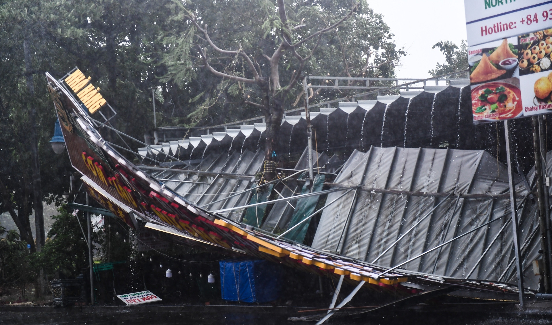 Bão Yagi giật cấp 16 đổ bộ vào Quảng Ninh, khiến nhiều mái tôn, biển hiệu bị cuốn bay