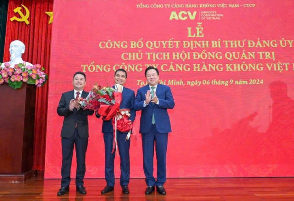 Ông Vũ Thế Phiệt (đứng giữa), tân Chủ tịch HĐQT ACV nhận hoa chúc mừng từ lãnh đạo Uỷ ban Quản lý vốn Nhà nước tại doanh nghiệp.