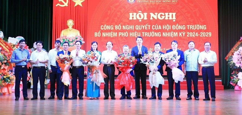 Tiến sĩ Lê Đức Giang, Tỉnh ủy viên, Phó Chủ tịch UBND tỉnh tặng hoa chúc mừng Hội đồng trường, Chủ tịch Hội đồng trường, Hiệu trưởng, các phó Hiệu trưởng Trường ĐH Hồng Đức.