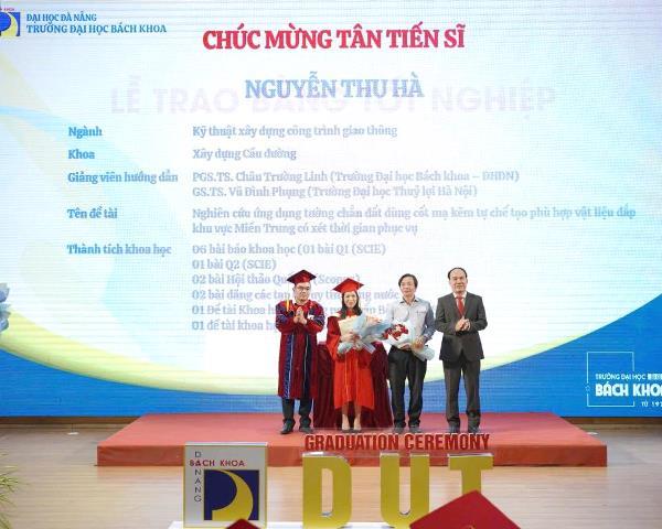 Lãnh đạo Đại học Bách khoa trao tặng Giấy khen cho các Tân Thạc sĩ xuất sắc