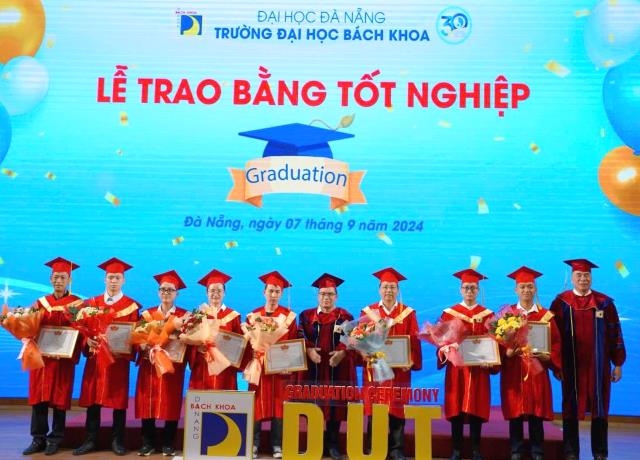 Lãnh đạo Đại học Đà Nẵng và Đại học Bách khoa trao hoa, kỷ niệm chương cho Tân Tiến sĩ và giáo viên hướng dẫn