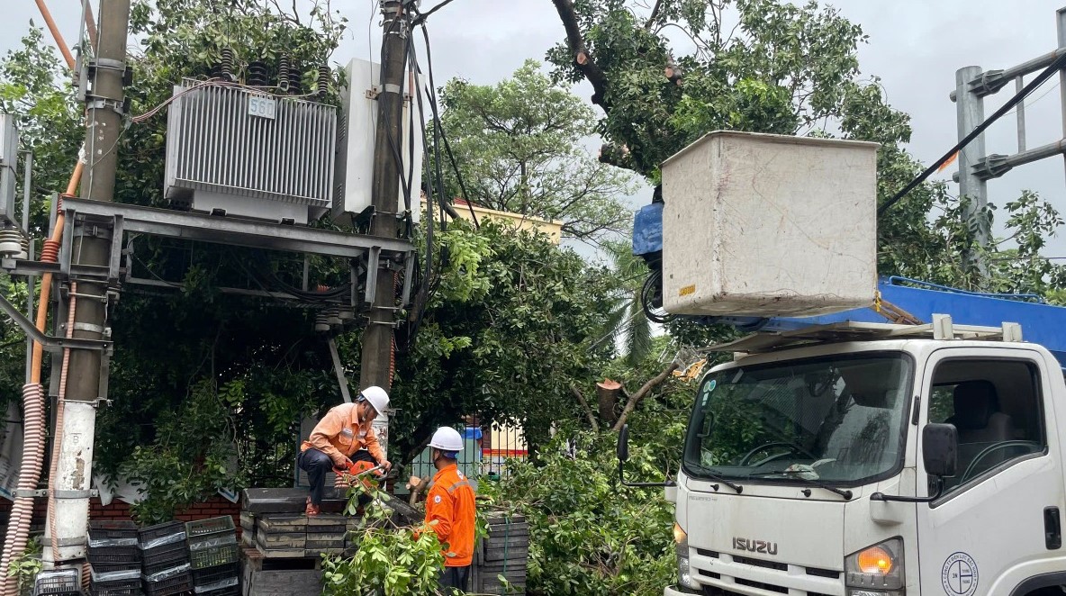 Điện lực Yên Phong thu dọn các cây xanh bị gãy đổ, khẩn trương khắc phục sự cố, để cấp điện trở lại cho nhân dân.