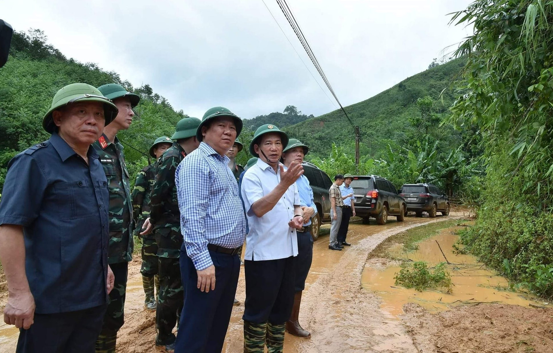 Phó Thủ tướng cùng đoàn công tác kiểm tra khắc phục hậu quả sau mưa bão