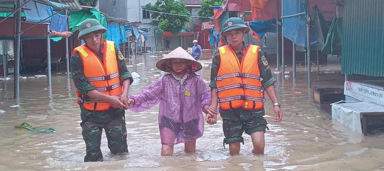 Lực lượng Bộ đội tỉnh Lạng Sơn hỗ trợ người dân di dời