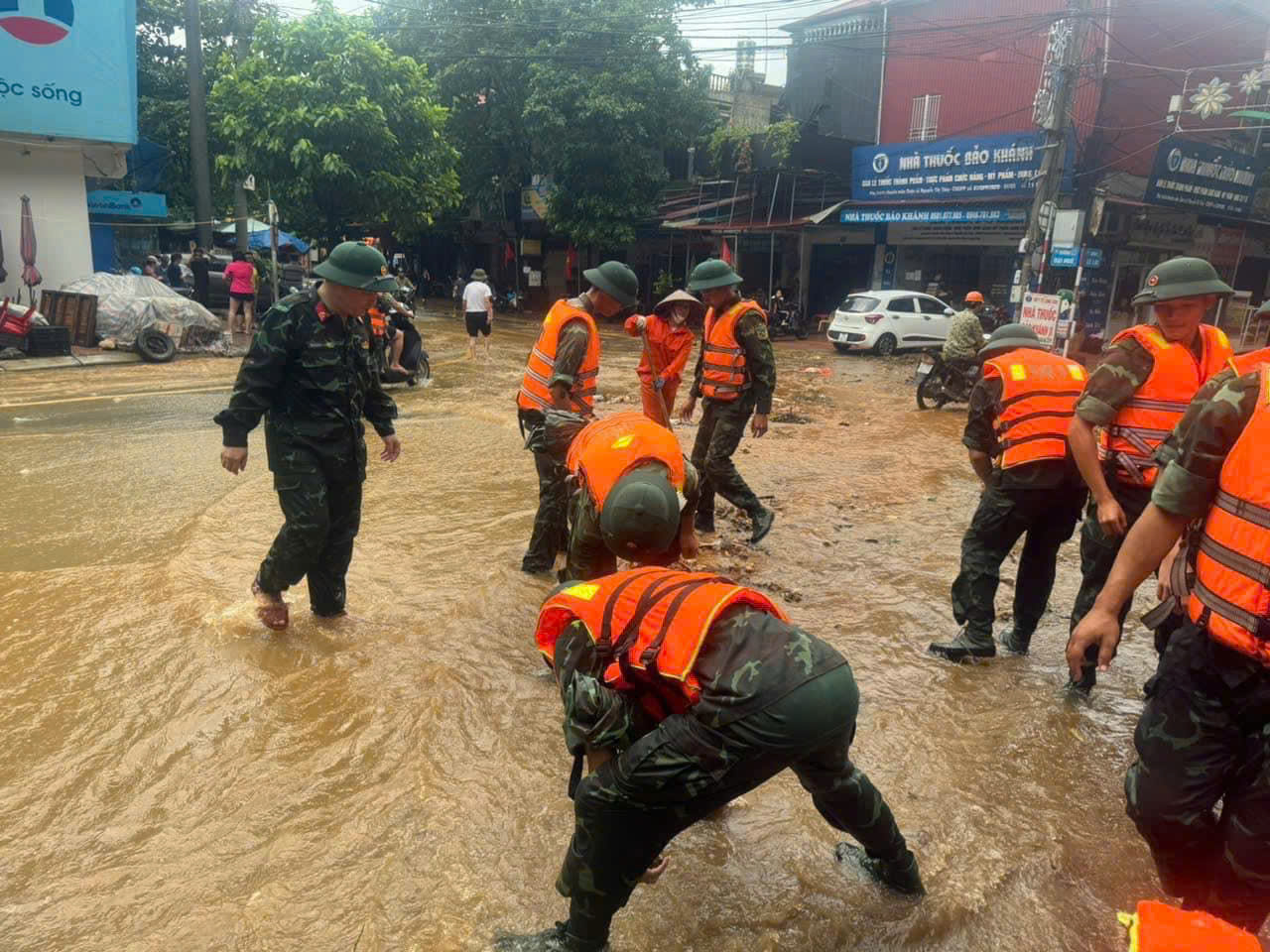 Lực lượng Bộ đội tỉnh Lạng Sơn tham gia khắp phục hậu quả sau bão số 3