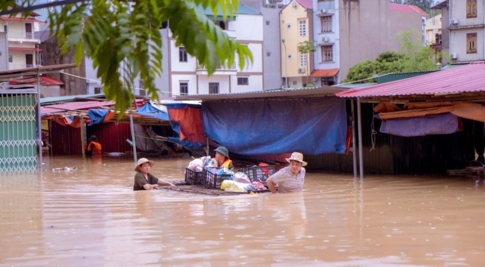 Người dân di dời tài sản do ngập lụt