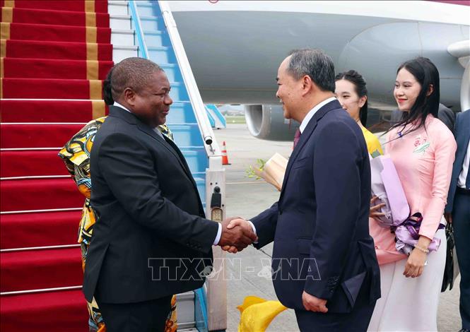 Chủ nhiệm Văn phòng Chủ tịch nước Lê Khánh Hải đón Tổng thống Mozambique Filipe Jacinto Nyusi và Phu nhân tại sân bay quốc tế Nội Bài. Ảnh: Phạm Kiên/TTXVN