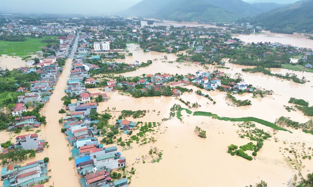 Một phần thị trấn An Châu ngập sâu trong nước.