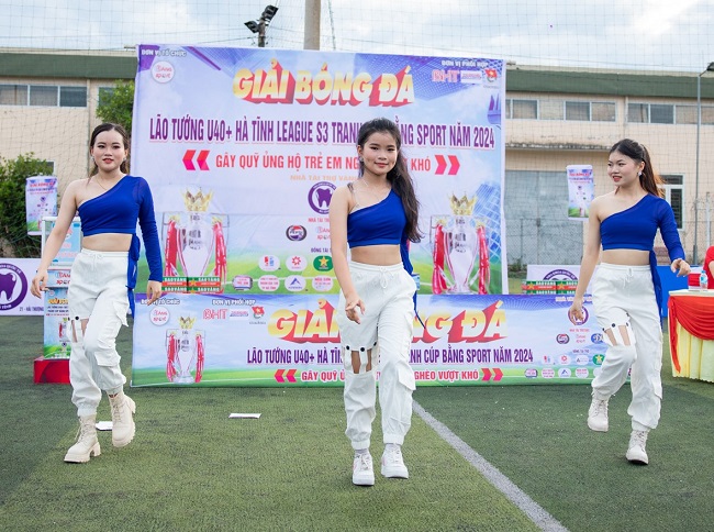 Văn nghệ chào mừng giải đấu.