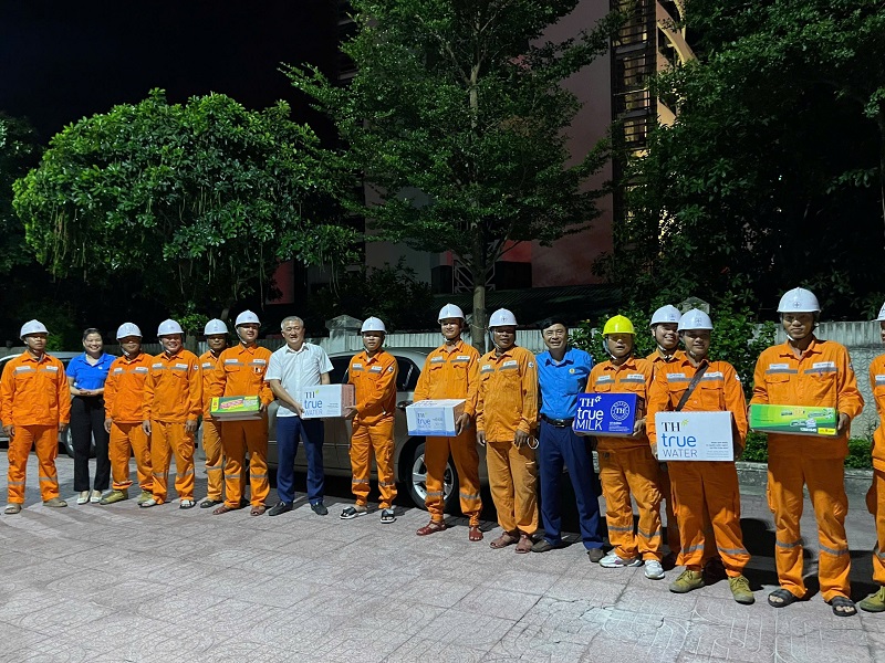 Lãnh đạo PC Hà Tĩnh gặp mặt, động viên tổ xung kích Công ty tham gia hỗ trợ PC Hải Phòng khắc phục sự cố lưới điện sau cơn bão số 3