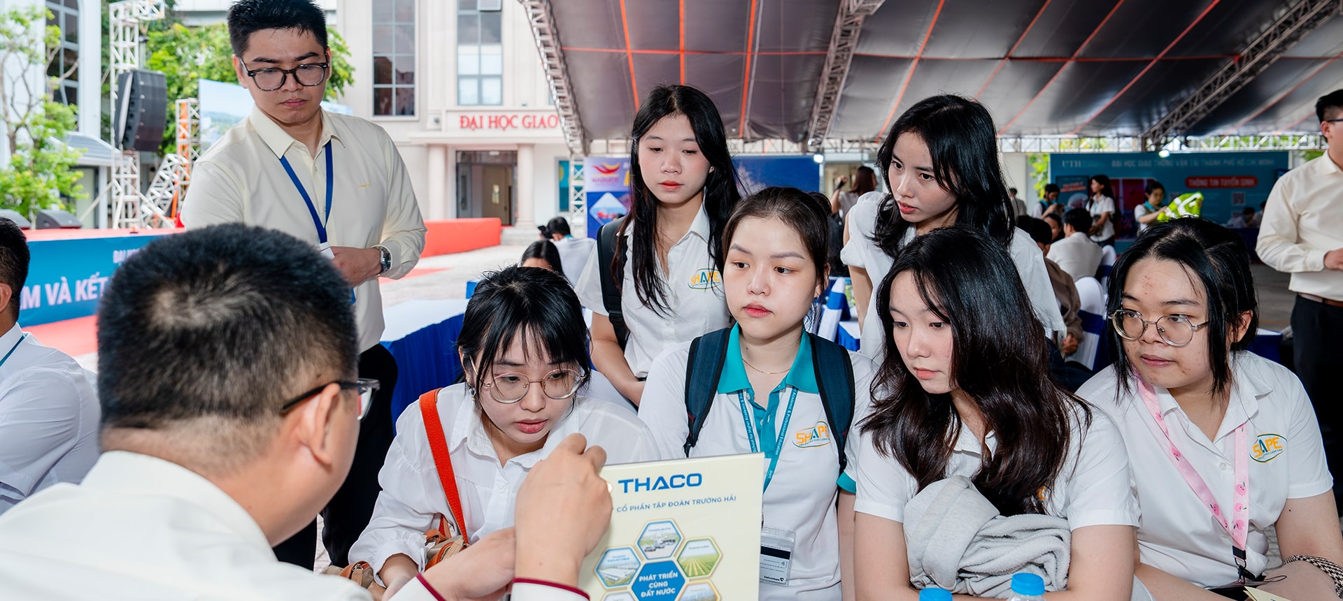 Nhân sự THACO chia sẻ thông tin tuyển dụng từ Tập đoàn đến các bạn sinh viên tại Ngày hội việc làm 2024 của trường ĐH GTVT TP.HCM