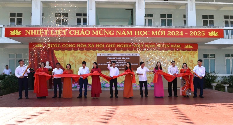 Các đại biểu cắt băng khánh thành công trình Các đại biểu cắt băng khánh thành công trình