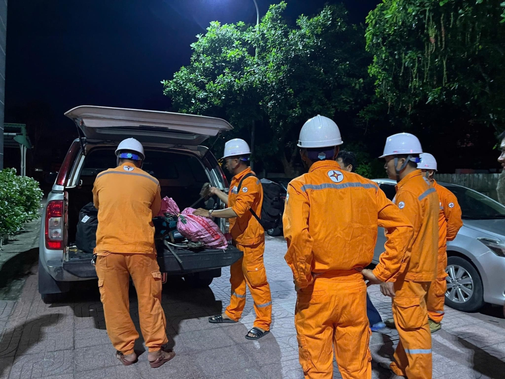 Tổng Công ty Điện lực miền Bắc thành lập 38 “đội xung kích” hỗ trợ Quảng Ninh, Hải Phòng khắc phục lưới điện