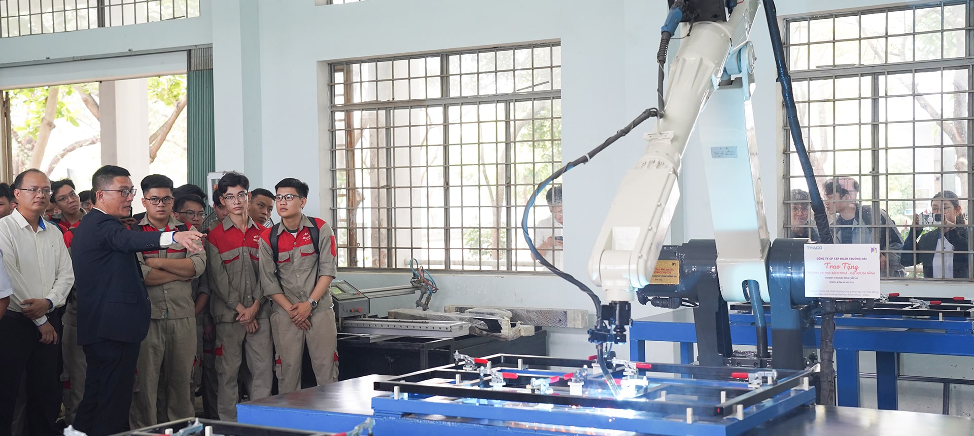 Tham gia hoạt động có liên kết với doanh nghiệp giúp sinh viên tiếp cận gần hơn với thực tế khi tham gia vào thị trường lao động