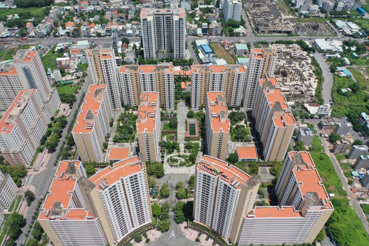 Cận cảnh hàng nghìn căn hộ tái định cư trên 'đất vàng' TP. Hồ Chí Minh bị bỏ hoang, xuống cấp