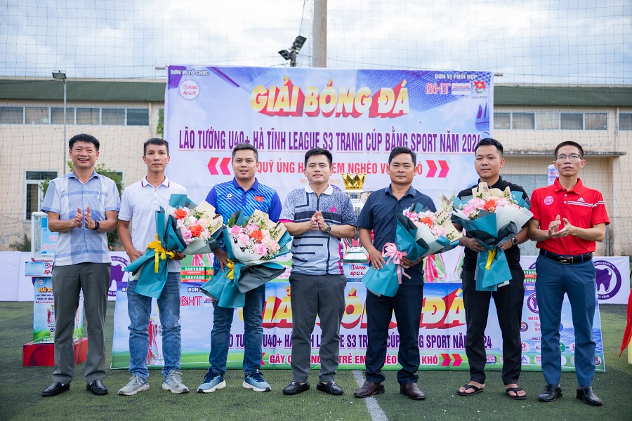 Hà Tĩnh: Khai mạc giải bóng đá nam trên 40 tuổi gây quỹ ủng hộ trẻ em nghèo vượt khó