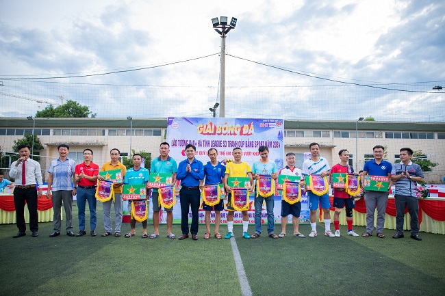 Ban tổ chức giải cùng lãnh đạo địa phương tặng hoa các nhà tài trợ, cờ lưu niệm các cho các đội bóng.