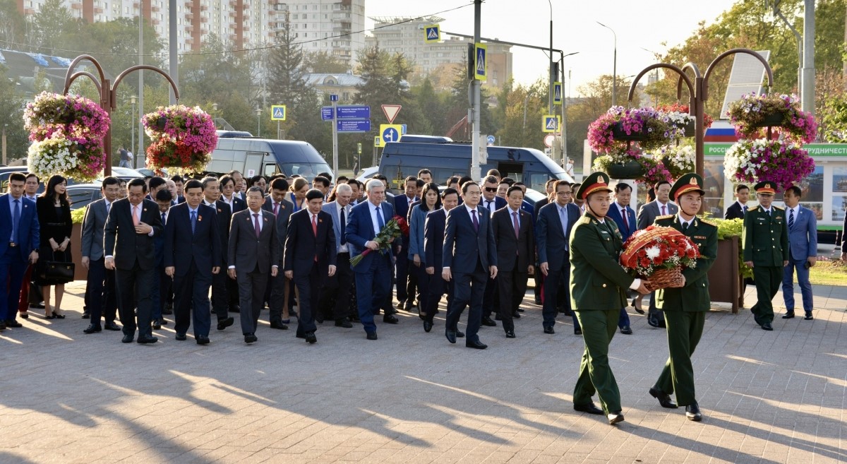 Chủ tịch Quốc hội Trần Thanh Mẫn dâng hoa tại Tượng đài Chủ tịch Hồ Chí Minh ở Moscow
