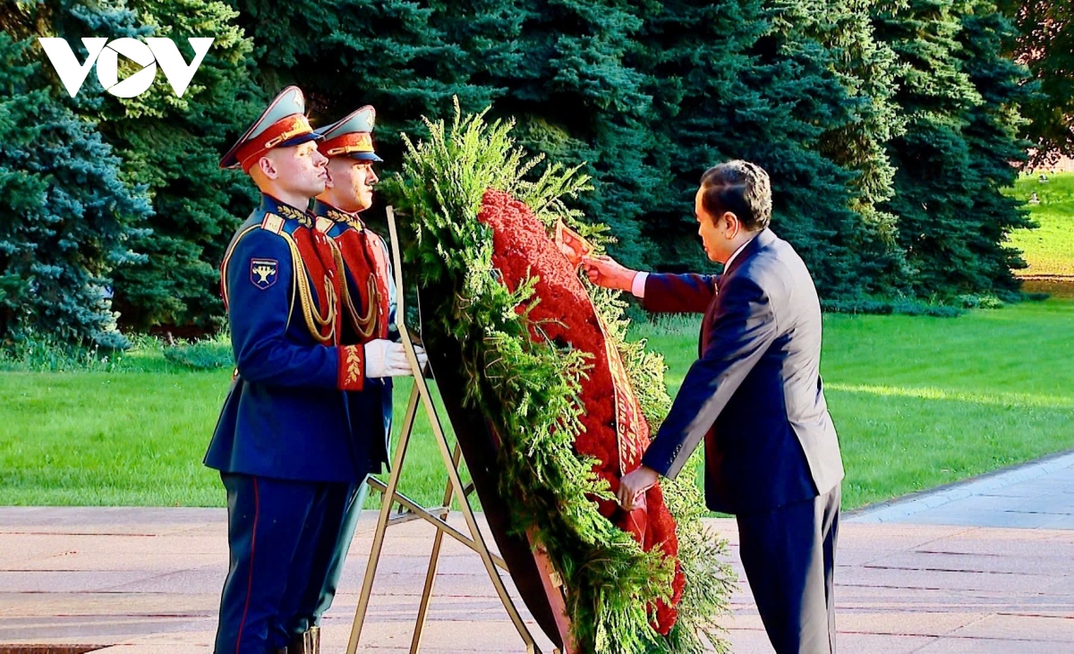 Chủ tịch Quốc hội Trần Thanh Mẫn đã đặt hoa tại Đài tưởng niệm Liệt sĩ vô danh Liên bang Nga ở thủ đô Moscow Chủ tịch Quốc hội Trần Thanh Mẫn đã đặt hoa tại Đài tưởng niệm Liệt sĩ vô danh Liên bang Nga ở thủ đô Moscow
