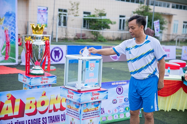 Các đội bóng, các nhà tài trợ, nhà hảo tâm… ủng hộ quỹ trẻ em nghèo vượt khó.