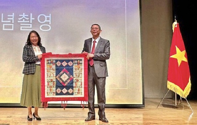 Ông Trần Văn Thanh (bên phải) trong chuyến công tác xúc tiến du lịch tại Hàn Quốc. Ảnh: Tr- Thành