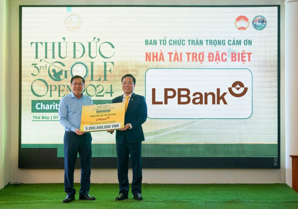 Đại diện LPBank, ông Hoàng Văn Phúc – Phó Tổng Giám đốc trao tặng biểu trưng số tiền 5 tỷ đồng cho Quỹ vì người nghèo của thành phố Thủ Đức Đại diện LPBank, ông Hoàng Văn Phúc – Phó Tổng Giám đốc trao tặng biểu trưng số tiền 5 tỷ đồng cho Quỹ vì người nghèo của thành phố Thủ Đức