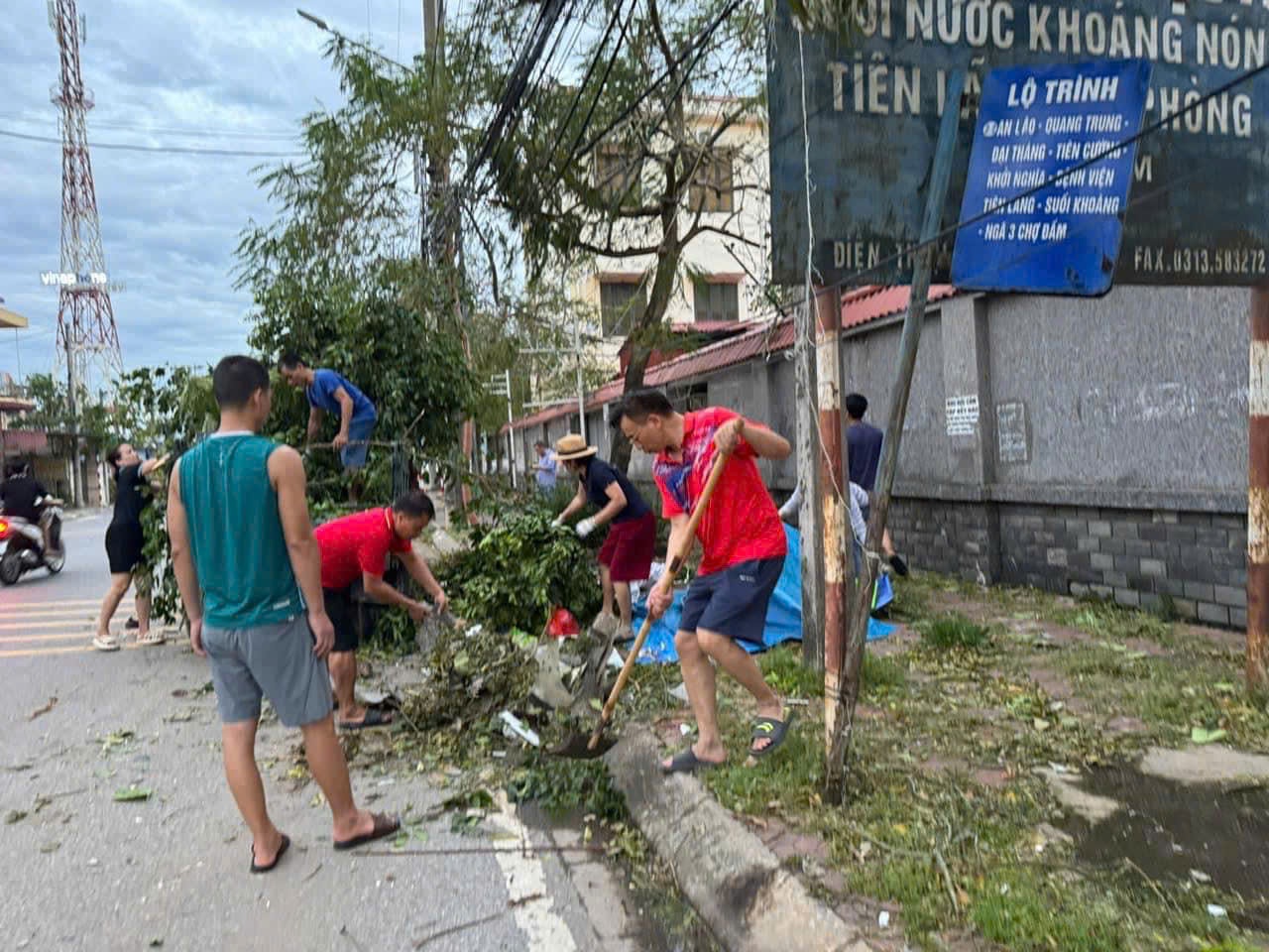 Cán bộ, giáo viên trường THPT Tiên Lãng khắc phục hậu quả sao bão số 3 Cán bộ, giáo viên trường THPT Tiên Lãng khắc phục hậu quả sao bão số 3