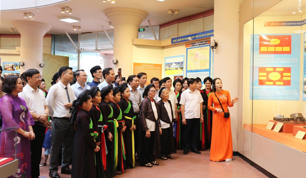 Các đại biểu cùng các nghệ nhân, liền chị Các đại biểu cùng các nghệ nhân, liền chị