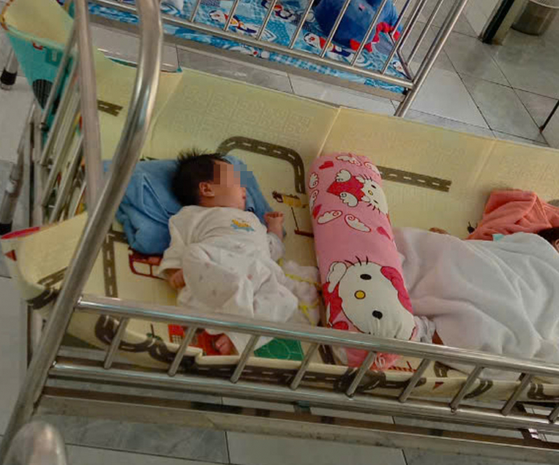 Trẻ sơ sinh đang được đưa về nuôi dưỡng tại Trung tâm bảo trợ trẻ em Linh Xuân