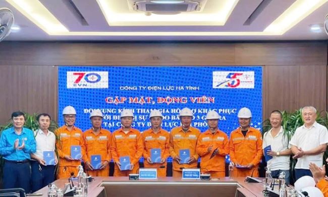 Công ty Điện lực Hà Tĩnh tổ chức gặp mặt, động viên cán bộ, công nhân tham gia hỗ trợ Công ty TNHH MTV Điện lực Hải Phòng khắc phục hậu quả bão số 3.