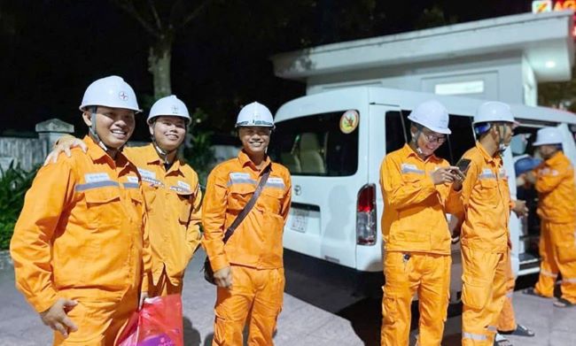 Cán bộ, công nhân Công ty Điện lực Hà Tĩnh lên đường làm nhiệm vụ tối 8/9.