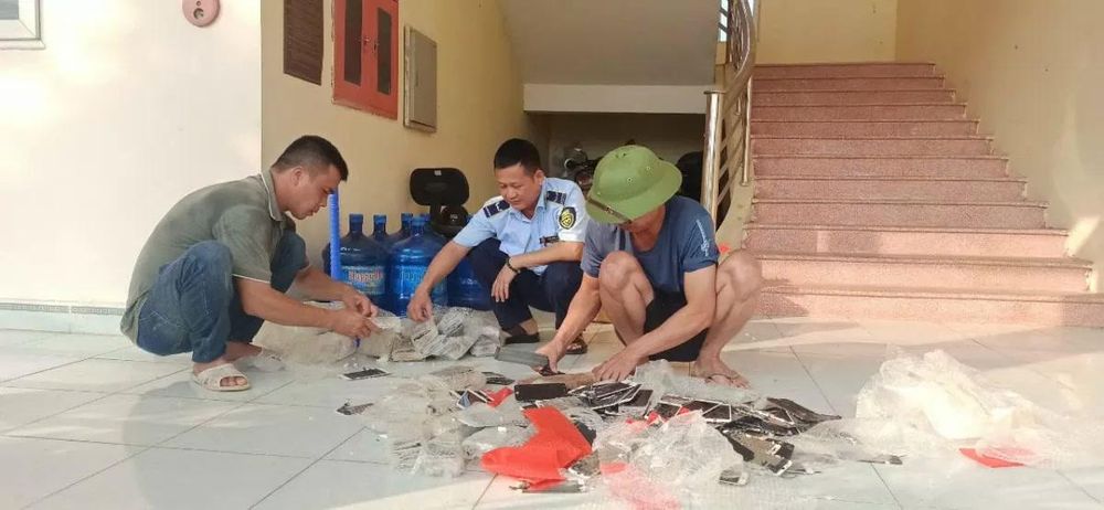 Xử phạt một cá nhân kinh doanh gần 150 máy tính bảng, điện thoại di động nhập lậu