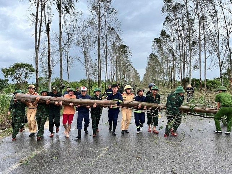 Lực lượng Cảnh sát giao thông cũng tăng cường kiểm tra, quản lý chặt chẽ và hướng dẫn giao thông tại các tuyến đường có nhiều cây đổ, bị ngập lụt, có nguy cơ sạt lở, tại các bến đò, khu nuôi trồng thủy sản, các lồng bè… để bảo đảm an toàn cho người và phương tiện qua lại.