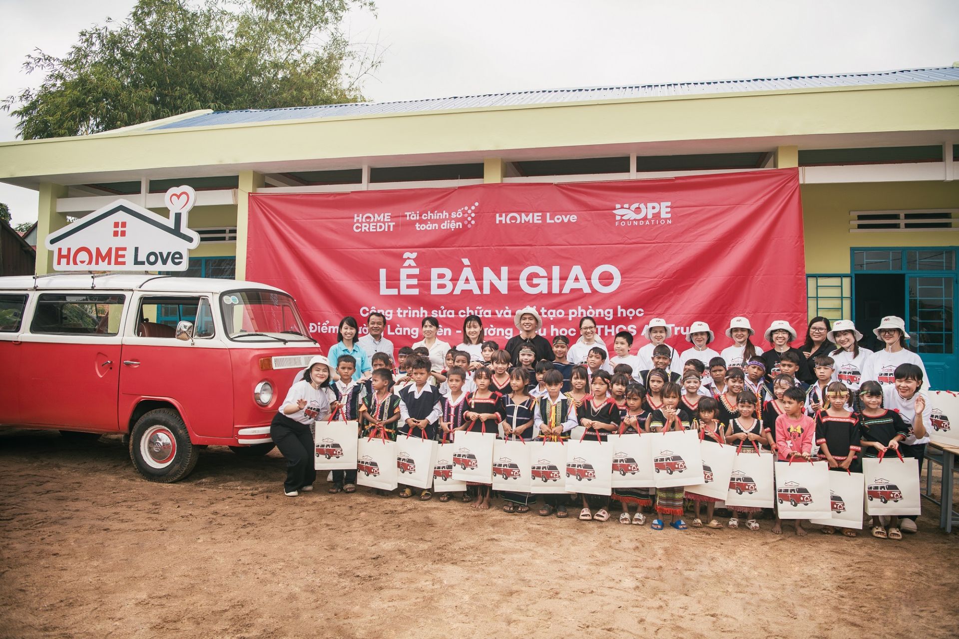 Vừa qua, chuyến xe Home Love của Home Credit đã đến với các em học sinh tại điểm trường làng Biên (Gia Lai). Ảnh: Home Credit Vừa qua, chuyến xe Home Love của Home Credit đã đến với các em học sinh tại điểm trường làng Biên (Gia Lai). Ảnh: Home Credit