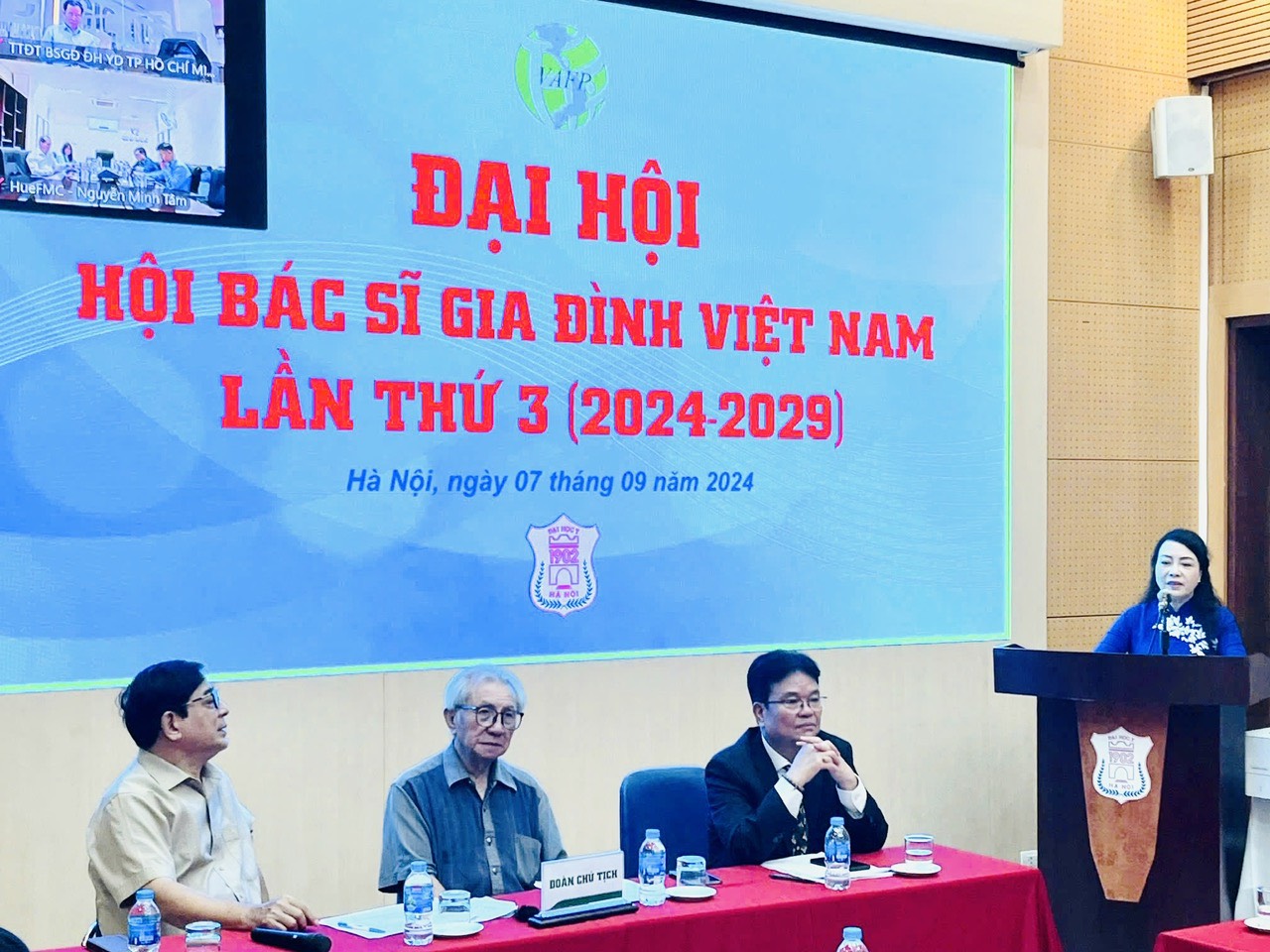 PGS.TS. Nguyễn Thị Kim Tiến ph&aacute;t biểu ch&uacute;c mừng những th&agrave;nh c&ocirc;ng v&agrave; đ&oacute;ng g&oacute;p của Hội B&aacute;c sĩ gia đ&igrave;nh Việt Nam