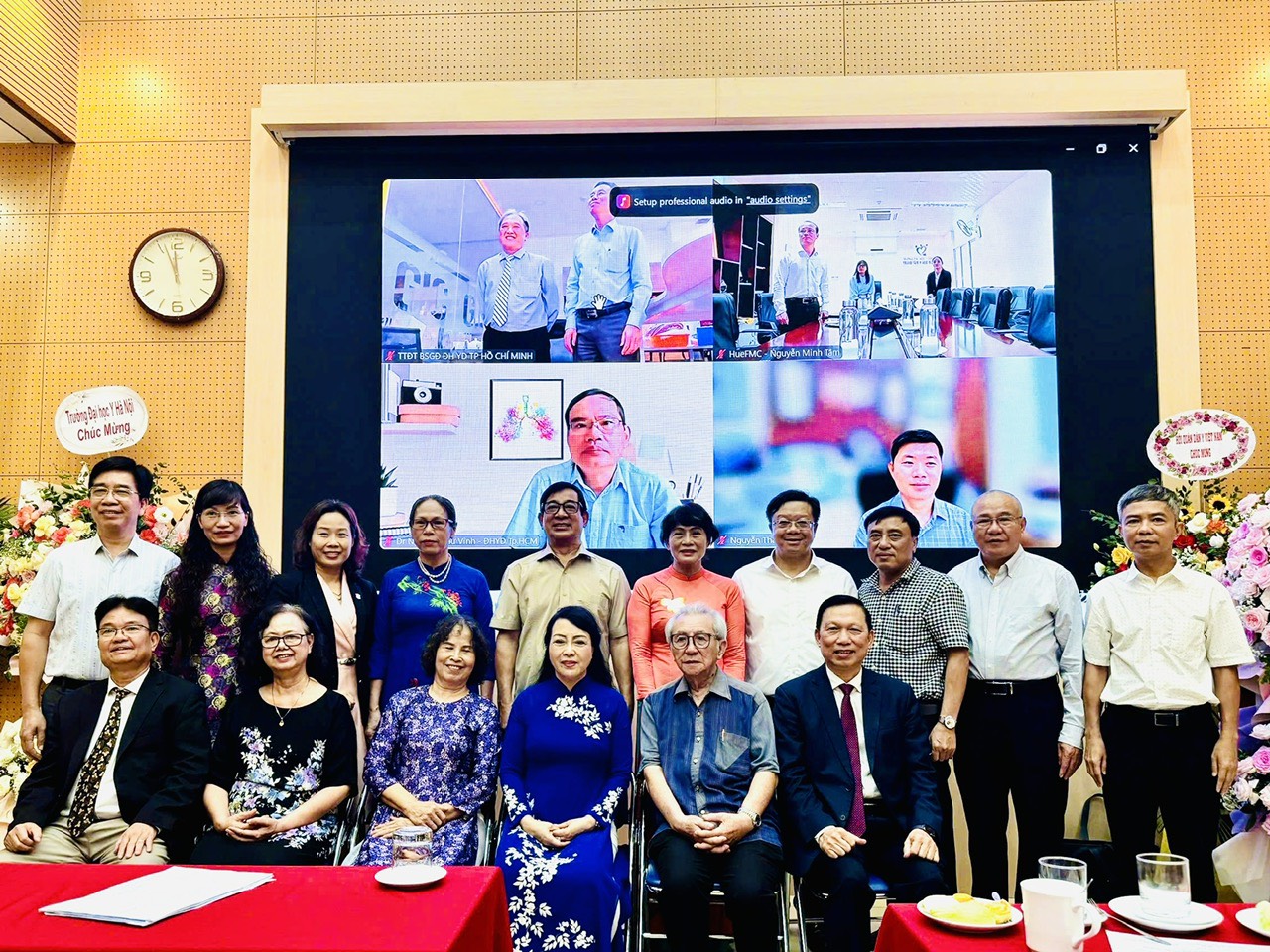 C&aacute;c đại biểu tham dự Đại hội theo h&igrave;nh thức trực tiếp v&agrave; trực tuyến.