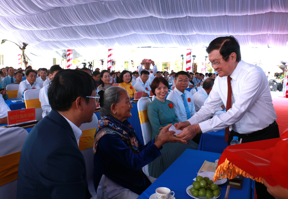 Nguyên Ủy viên Bộ Chính trị, nguyên Chủ tịch nước -Trương Tấn Sang thăm hỏi, tặng quà cho vợ liệt sĩ Nguyễn Văn Bộ