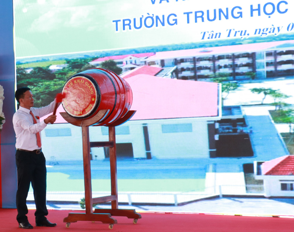 Hiệu trưởng trường THCS Nguyễn Văn Bộ đánh trống khai giảng