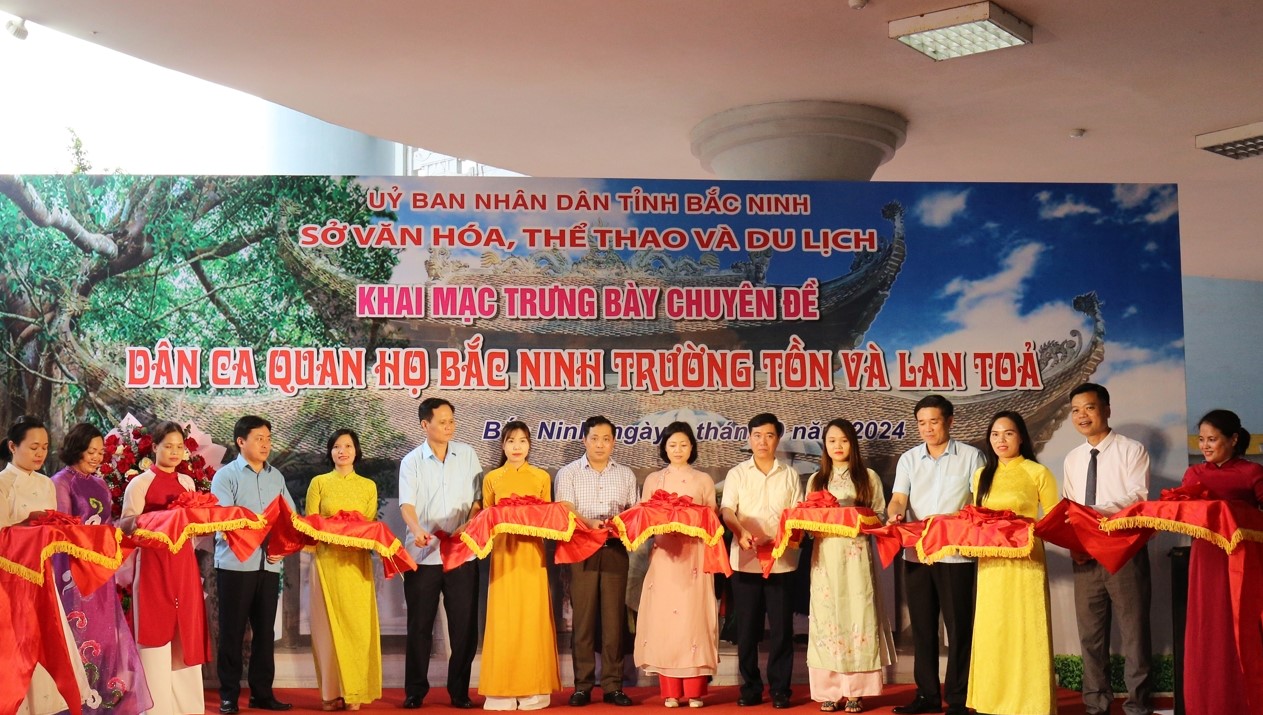 Các đại biểu cắt băng khai mạc trưng bày. Các đại biểu cắt băng khai mạc trưng bày.