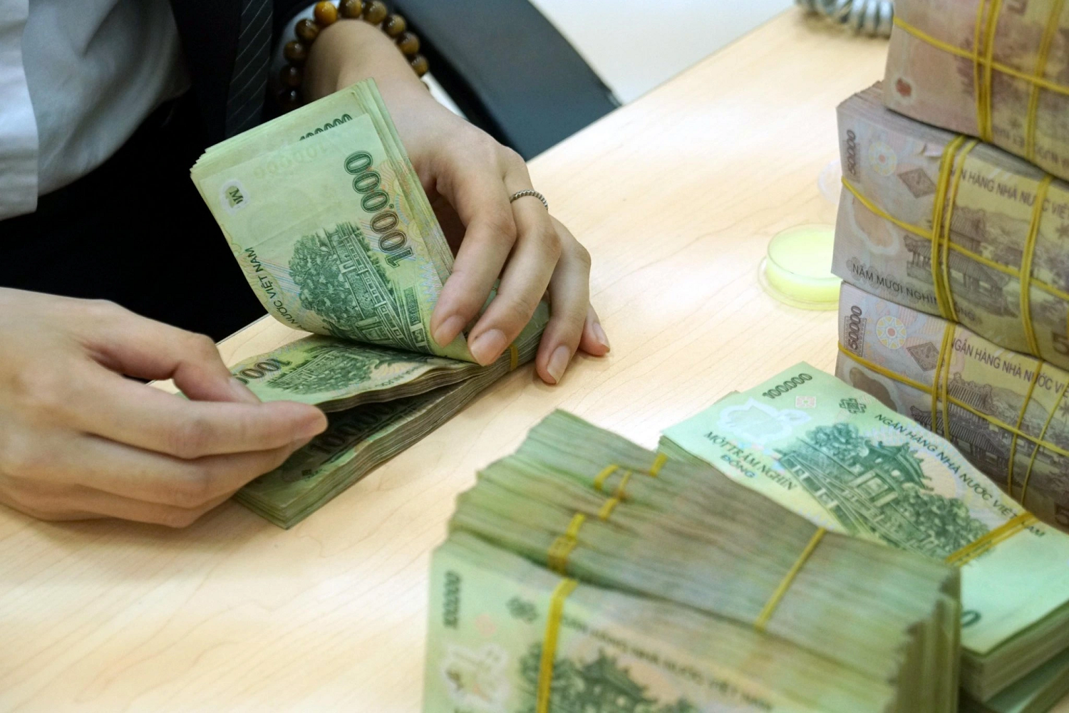 Hôm nay, ngân hàng nào dẫn đầu tăng lãi suất kỳ hạn dài?