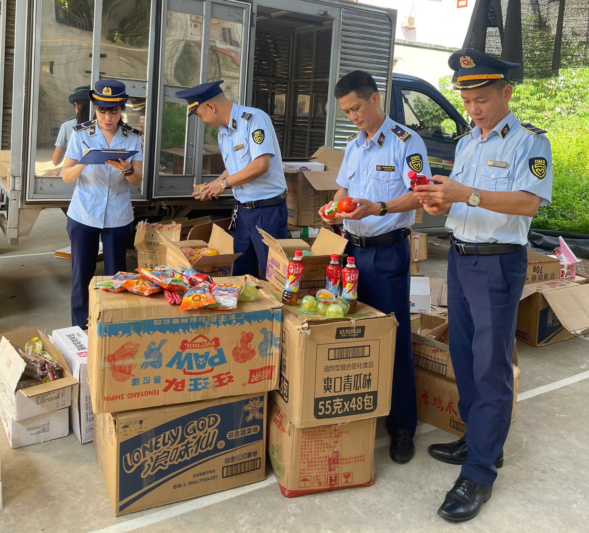 Lạng Sơn buộc tiêu hủy 5.454 sản phẩm hàng hóa tiêu dùng nhập lậu