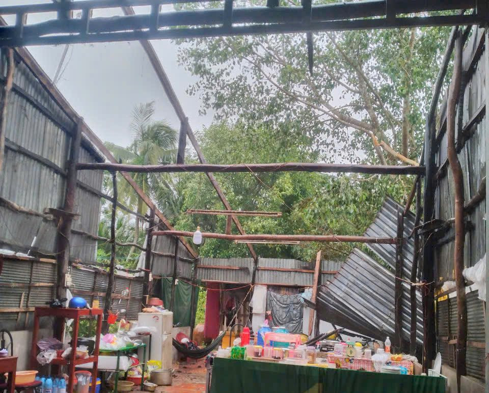 Cần Thơ: Hàng chục căn nhà tốc mái, bị sập do mưa kèm dông lốc