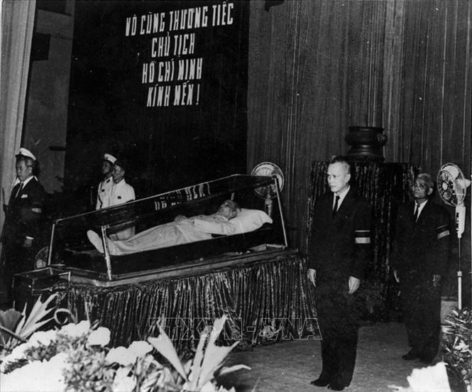 Đại biểu các đoàn miền Nam túc trực bên linh cữu Chủ tịch Hồ Chí Minh trong những ngày diễn ra lễ tang. (Ảnh: TTXVN)