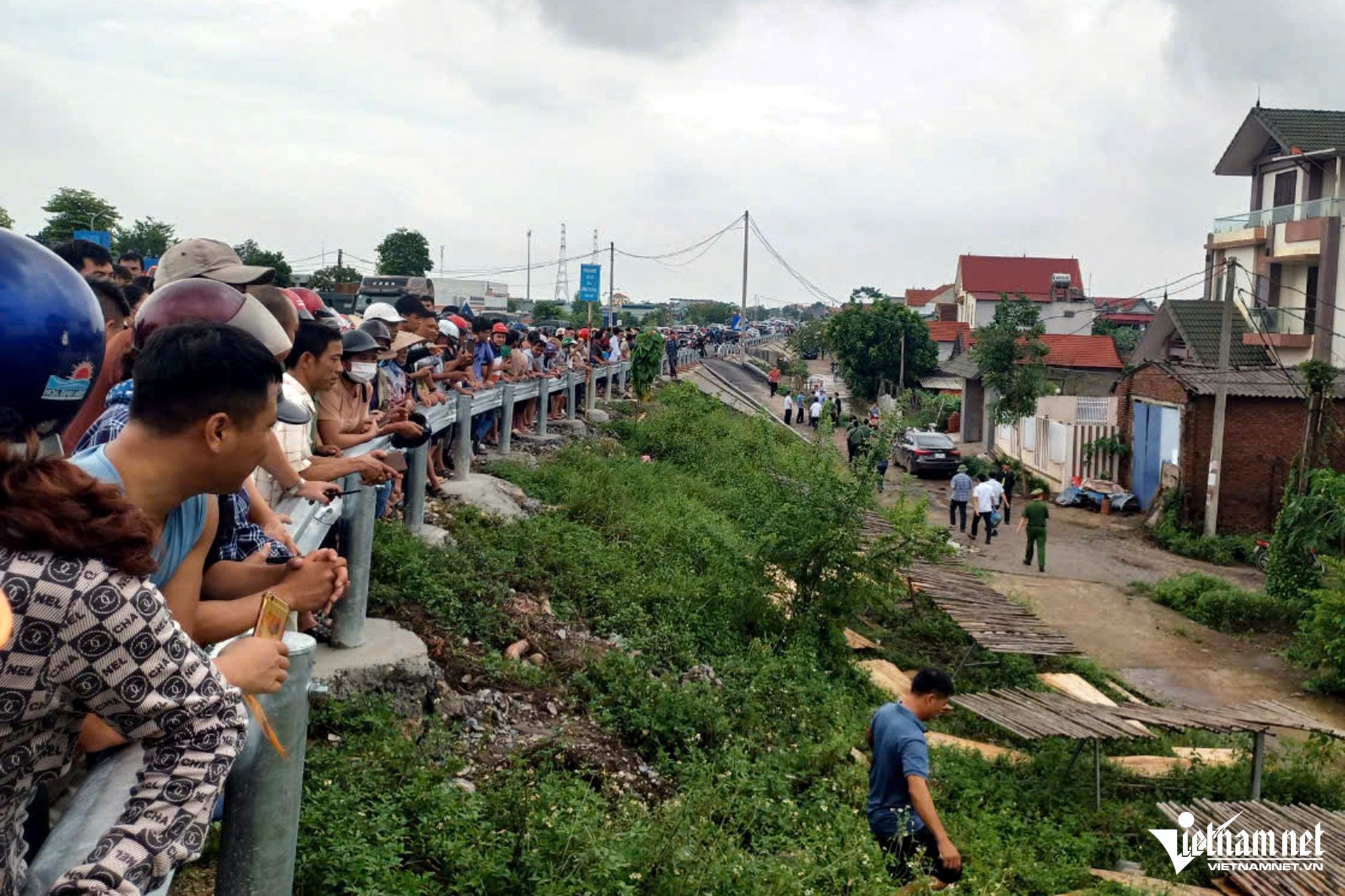 Người dân theo dõi lực lượng chức năng triển khai các biện pháp khắc phục hậu quả sau vụ sập cầu Người dân theo dõi lực lượng chức năng triển khai các biện pháp khắc phục hậu quả sau vụ sập cầu