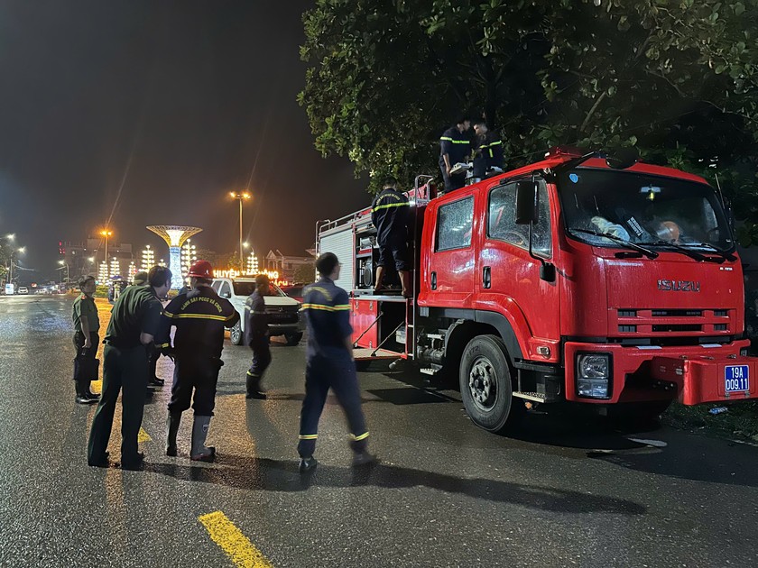 Tại hiện trường, trời lất phất mưa, nước sông dân cao từng giờ. Lực lượng cứu hộ vẫn đang trực chiến: