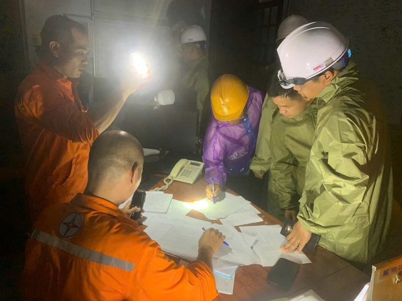 Sửa chữa lưới điện sau bão