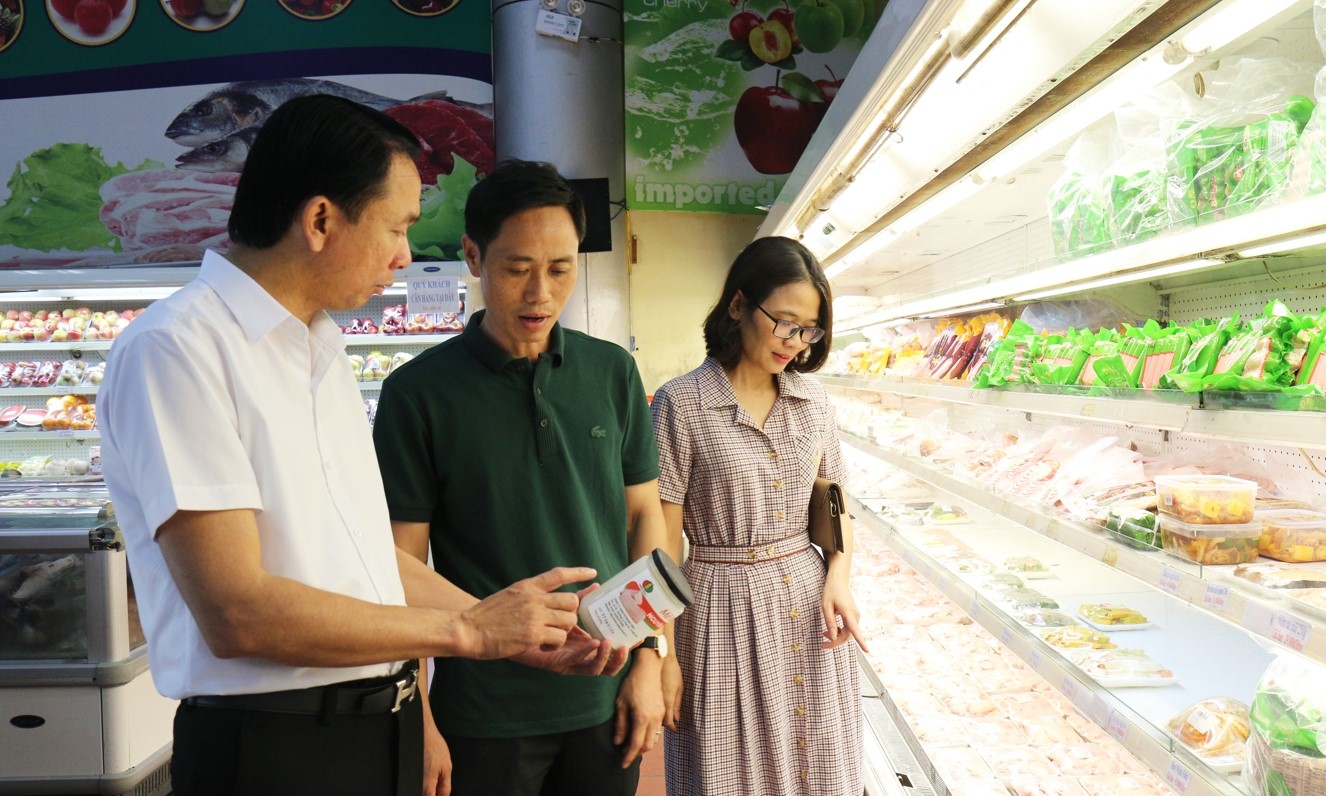 Giám đốc Sở Công Thương Lưu Bảo Trung (ngoài cùng bên trái) và các thành viên Đoàn công tác khảo sát tại Siêu thị Dabaco.