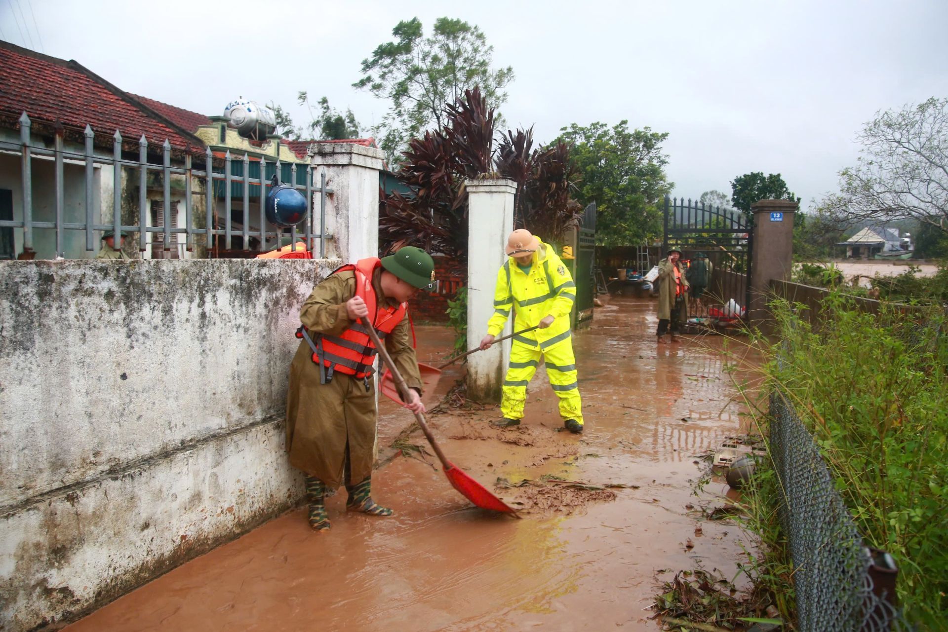 Quảng Ninh: Hàng trăm cán bộ, chiến sĩ tham gia ứng cứu sự cố tràn đập Hà Thanh
