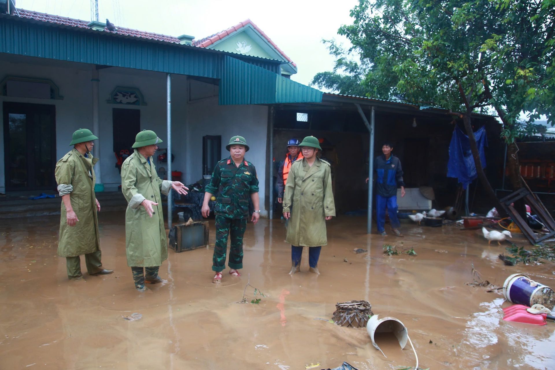 Lực lượng vũ trang huyện Tiên Yên giúp đỡ nhân dân xã Đông Hải đến nơi an toàn. Lực lượng vũ trang huyện Tiên Yên giúp đỡ nhân dân xã Đông Hải đến nơi an toàn.